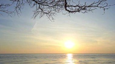 günbatımı güzel dalgalı denizde sakin görüntüleri