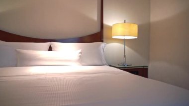 Otel tesisinde lüks bir yatak odası.