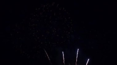 Gece gökyüzünde patlayan havai fişeklerin yakın çekim görüntüleri.