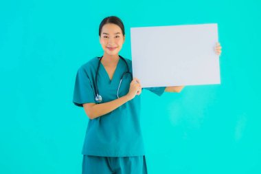 Fotokopi için boş kâğıt tahtası olan güzel Asyalı genç doktor kadın hastane ve klinikteki sağlık hizmetleri konseptinde mavi izole edilmiş arka plan.