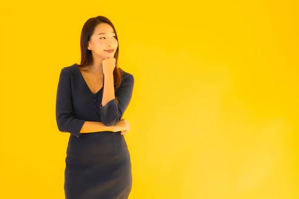 Portret Pięknej Młodej Azjatyckiej Kobiety Akcją Odizolowanym Żółtym Tle — Zdjęcie stockowe
