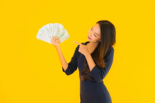 Retrato Bonito Jovem Asiático Mulher Com Dinheiro Dinheiro Amarelo Isolado — Fotografia de Stock