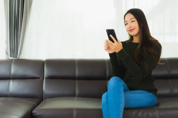 Ritratto Bella Giovane Donna Asiatica Utilizzare Smart Cellulare Cellulare Sul — Foto Stock