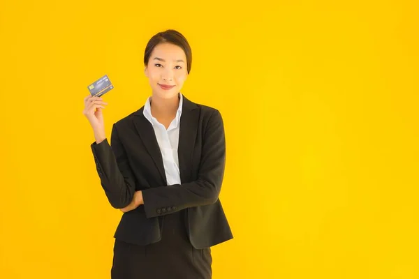 Retrato Bonito Jovem Negócio Asiático Mulher Com Cartão Crédito Amarelo — Fotografia de Stock