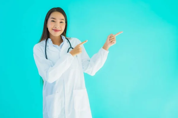 带听诊器的美丽的年轻亚洲医生妇女 用于诊所或医院的蓝色隔离背景 — 图库照片