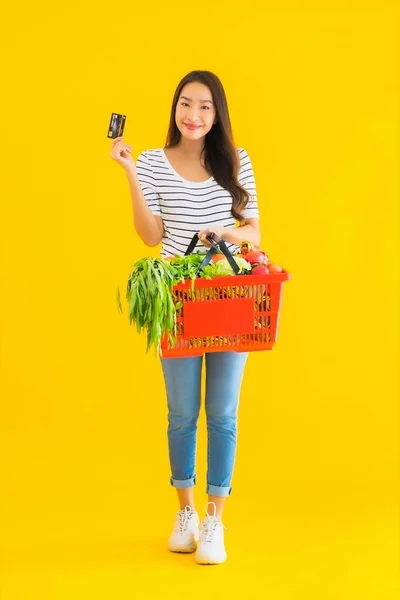 Retrato Bela Jovem Asiática Mulher Com Cesta Mercearia Carrinho Com — Fotografia de Stock
