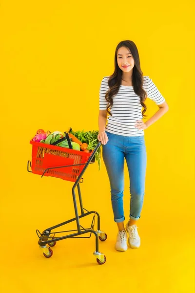 Πορτρέτο Όμορφη Νεαρή Ασιατική Γυναίκα Ψώνια Παντοπωλείο Από Σούπερ Μάρκετ — Φωτογραφία Αρχείου