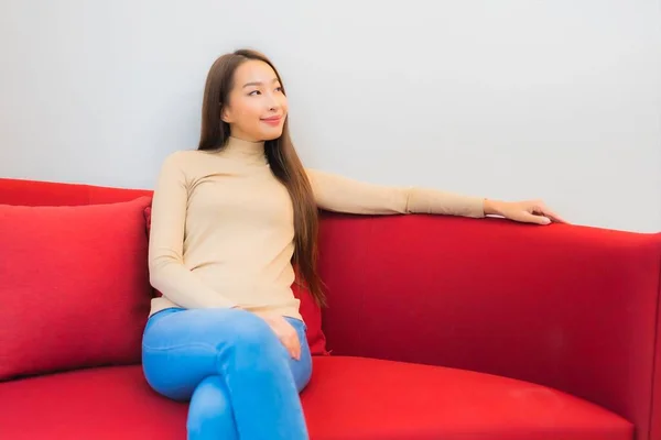 Güzel Bir Asyalı Kadın Portresi Oturma Odasındaki Kanepede Rahatla — Stok fotoğraf