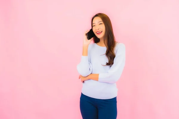 Porträtt Vacker Ung Asiatisk Kvinna Använder Smart Mobiltelefon Rosa Färg — Stockfoto