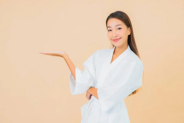 Retrato Hermosa Joven Mujer Asiática Usar Albornoz Con Sonrisa Color —  Fotos de Stock