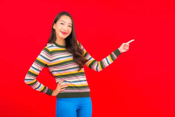 Portret Mooie Jonge Aziatische Vrouw Glimlach Met Actie Rood Geïsoleerde — Stockfoto