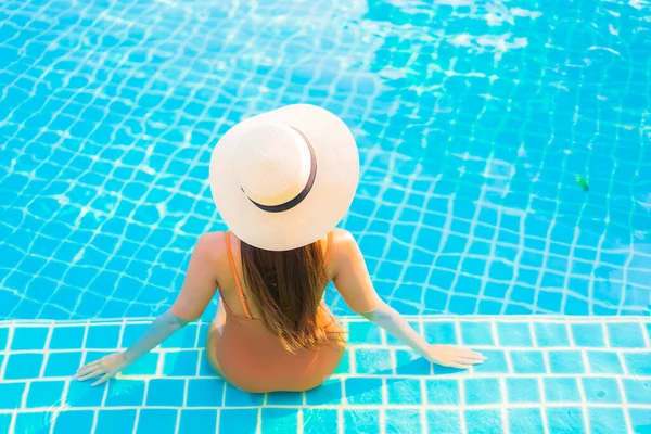 Retrato Hermosa Joven Mujer Asiática Relajarse Sonrisa Ocio Alrededor Piscina — Foto de Stock