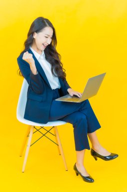 Asyalı güzel bir kadının portresi bilgisayarla izole edilmiş arka planda gülümsüyor.