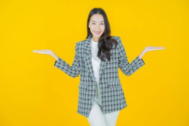 Portre güzel Asyalı kadın gülümsüyor. Renkli arka planda hareket var.