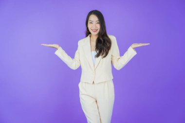 Portre güzel Asyalı kadın gülümsüyor. Renkli arka planda hareket var.