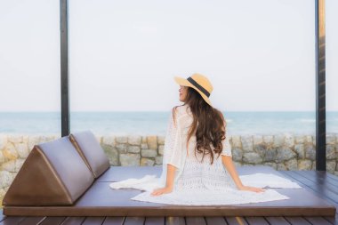 Genç Asyalı kadının portresi. Mutlu bir gülümseme. Deniz kıyısında tatil için rahatlayın.