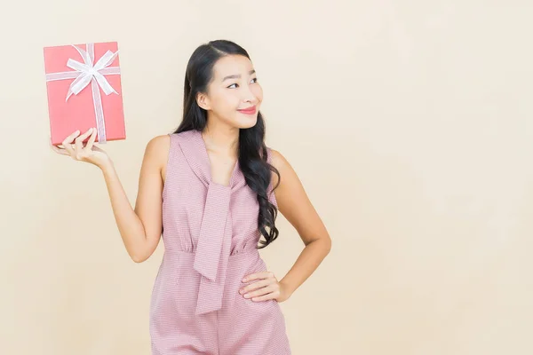 Güzel Bir Asyalı Kadının Portresi Arka Planda Kırmızı Hediye Kutusuyla — Stok fotoğraf