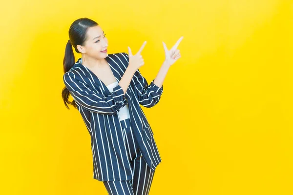 Retrato Hermosa Joven Asiática Mujer Sonrisa Con Acción Color Fondo — Foto de Stock