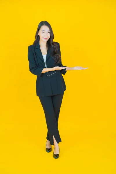 Retrato Hermosa Joven Asiática Mujer Sonrisa Con Acción Color Fondo —  Fotos de Stock