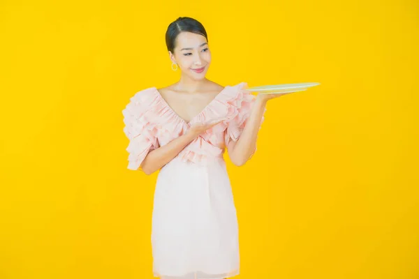 Retrato Hermosa Joven Mujer Asiática Sonrisa Con Plato Vacío Fondo — Foto de Stock