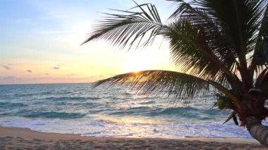 Güzel dalgalı denizin sakin görüntüleri.