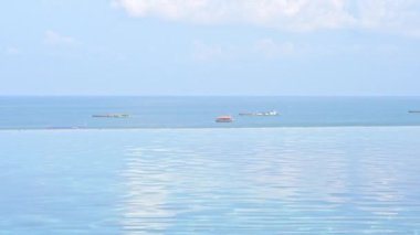 Güzel dalgalı denizin sakin görüntüleri.