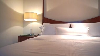 Otel tesisinde lüks bir yatak odası.
