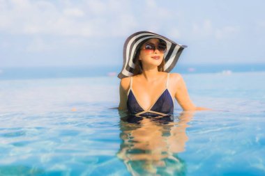 Güzel bir Asyalı kadın portresi. Tatilde dinlenmek için otel havuzunda dinleniyor.