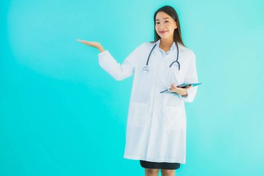 Steteskoplu ve akıllı tabletli güzel Asyalı doktor kadının portresi mavi arka planda hastane ve klinikte kullanılacak.