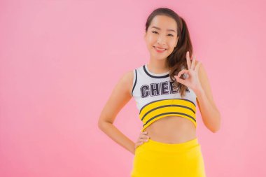 Pembe izole edilmiş arka planda güzel Asyalı genç bir amigo kız portresi.