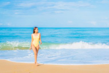 Güzel bir Asyalı kadın portresi. Rahatlayın. Gülümseyin.