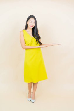 Asyalı güzel bir kadının portresi.