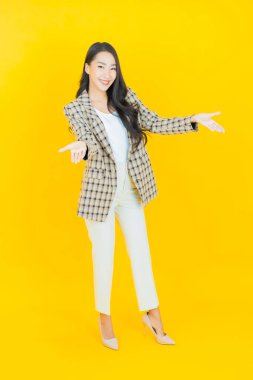 Portre güzel Asyalı kadın gülümsüyor. Renkli arka planda hareket var.