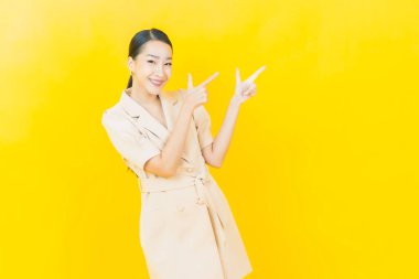 Portre güzel Asyalı kadın gülümsüyor. Renkli arka planda hareket var.