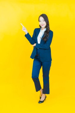 Portre güzel Asyalı kadın gülümsüyor. Renkli arka planda hareket var.