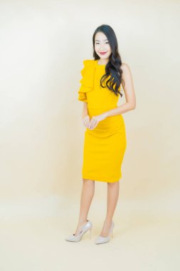 Portre güzel Asyalı kadın gülümsüyor. Renkli arka planda hareket var.