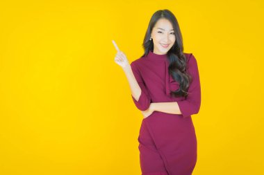 Portre güzel Asyalı kadın gülümsüyor. Renkli arka planda hareket var.