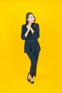 Portre güzel Asyalı kadın gülümsüyor. Renkli arka planda hareket var.