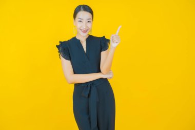 Portre güzel Asyalı kadın gülümsüyor. Renkli arka planda hareket var.