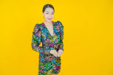 Portre güzel Asyalı kadın gülümsüyor. Renkli arka planda hareket var.