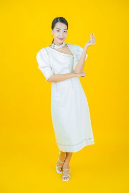 Portre güzel Asyalı kadın gülümsüyor. Renkli arka planda hareket var.