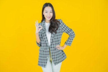 Portre güzel Asyalı kadın gülümsüyor. Renkli arka planda hareket var.