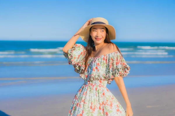 Retrato Bonito Jovem Asiático Mulher Feliz Sorriso Relaxar Redor Tropical — Fotografia de Stock