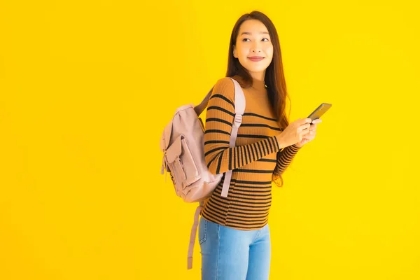 Retrato Bela Jovem Mulher Asiática Com Bagpack Usar Telefone Celular — Fotografia de Stock