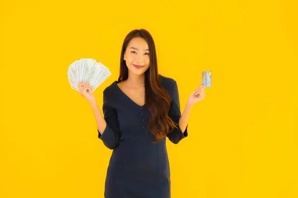 Retrato Hermosa Joven Asiática Mujer Con Efectivo Tarjeta Crédito Amarillo —  Fotos de Stock