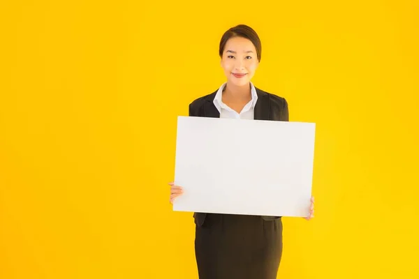 Hermoso Retrato Joven Asiático Mujer Mostrar Vacío Blanco Tablero Amarillo —  Fotos de Stock