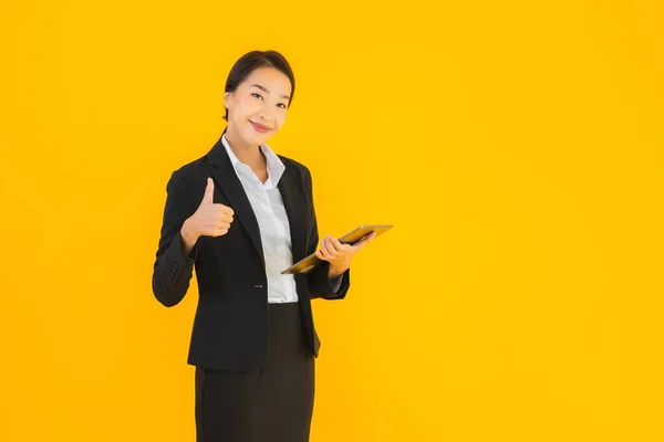 Portret Mooie Jonge Aziatische Vrouw Gelukkig Glimlach Met Slimme Tabletten — Stockfoto