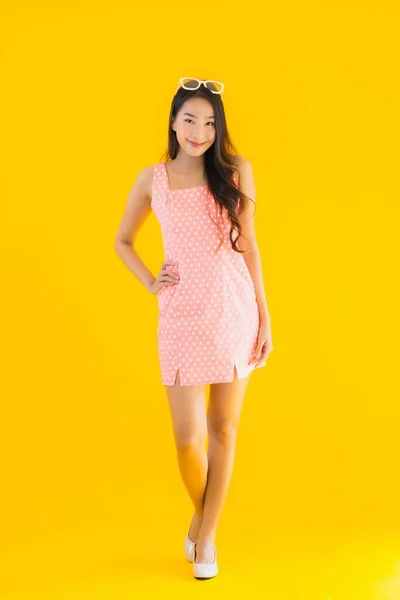 Portrét Krásná Mladá Asijská Žena Úsměv Šťastný Žlutém Izolovaném Pozadí — Stock fotografie