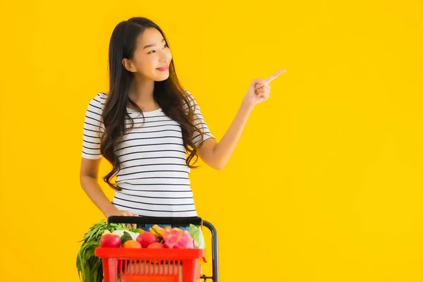 Retrato Hermosa Joven Asiática Mujer Compras Tienda Comestibles Supermercado Carro — Foto de Stock