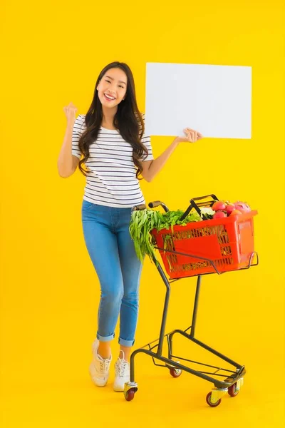 Retrato Bela Jovem Asiático Mulher Com Supermercado Cesta Carrinho Mostrar — Fotografia de Stock